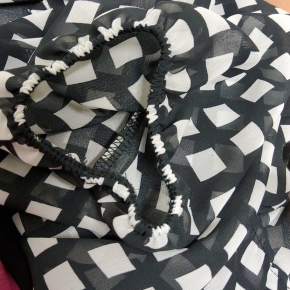 𝅺luxe USA Sheer top black white small l/s - Picture 6 of 6